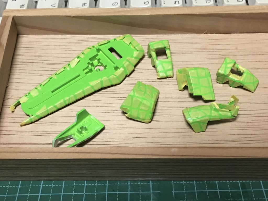 いちおマスキングして塗装したのですが、重ね塗りが苦労した記憶です。
（今ならエアブラシでいけそう）