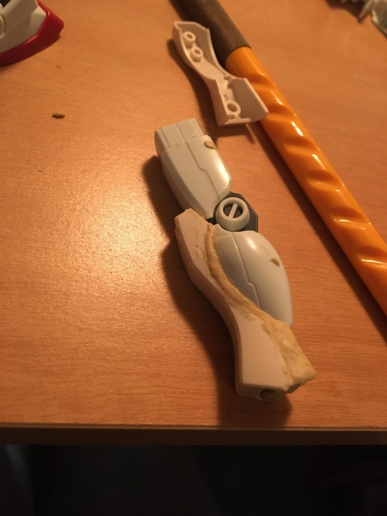 スネはエポキシパテで移植。はみ出し部分の処理が意外と大変でした😅