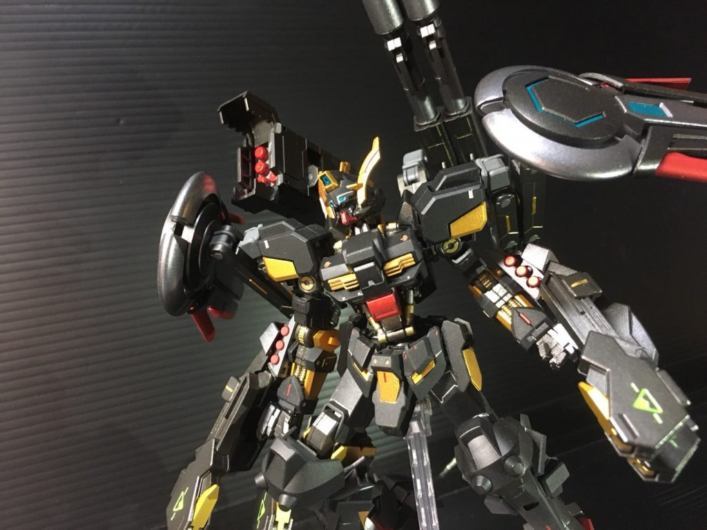 ウヴァルの角にあるセンサー?に意味を持たせたかったので、
先制してナノミラーチャフを散布し敵を撹乱、本機は例のセンサーがチャフの中でも気流、電磁波、その他様々なデータから敵の位置を計算し擬似的に視認出来るようにしてくれるためチャフの中でも一方的な戦闘が可能。
この戦術が対MAでも通用するかの試験装備
と言う設定になっております。