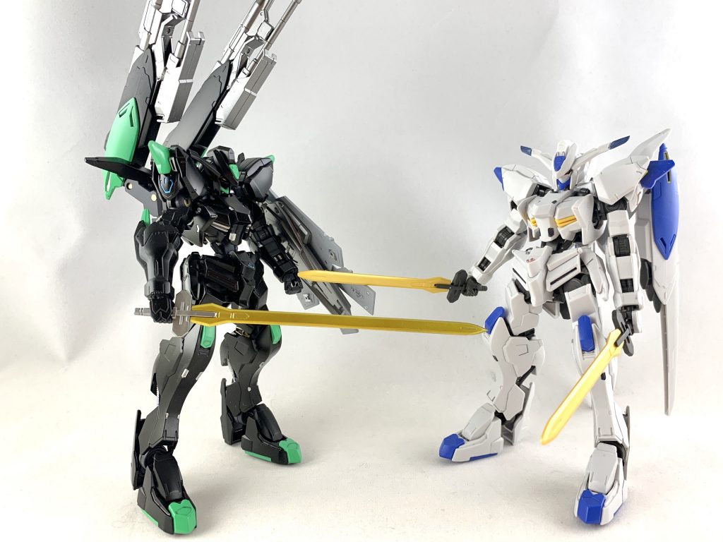 バエル(素組み)との比較
黒くなったからかスマートに見えますね。何もいじってないですが笑
ちなみにカラーリングは「ヤドクガエル」からインスピレーション受けてます。観たい方は自己責任で調べてみてください( ´ ꒳ ` )ノ