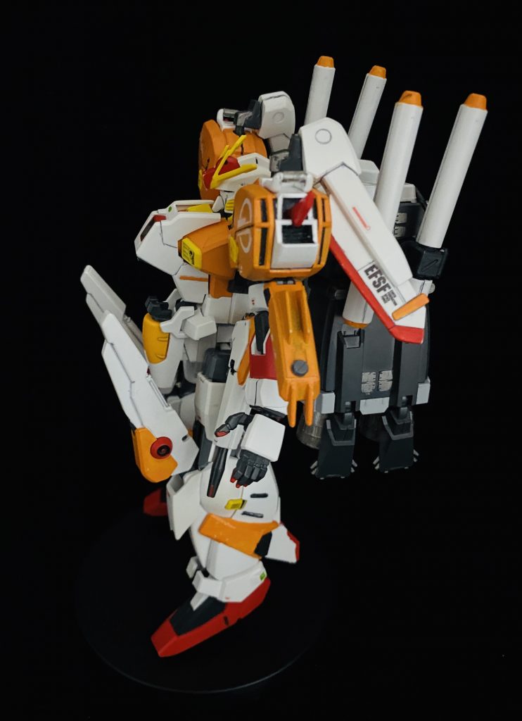 側面から、本体についてたデカールとRGユニコーンのデカールをペタペタ。