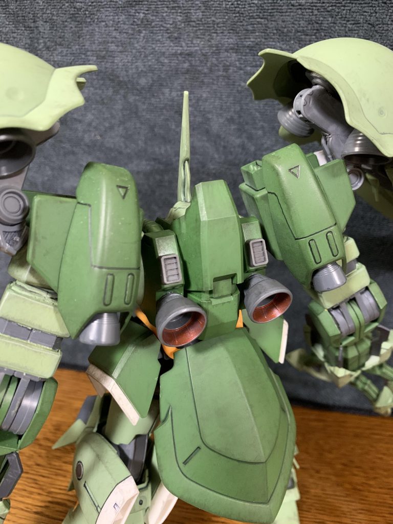 背面には特に背負い物は無く、無理矢理感満載の推力強化の為のバーニアとスラスターを増設。