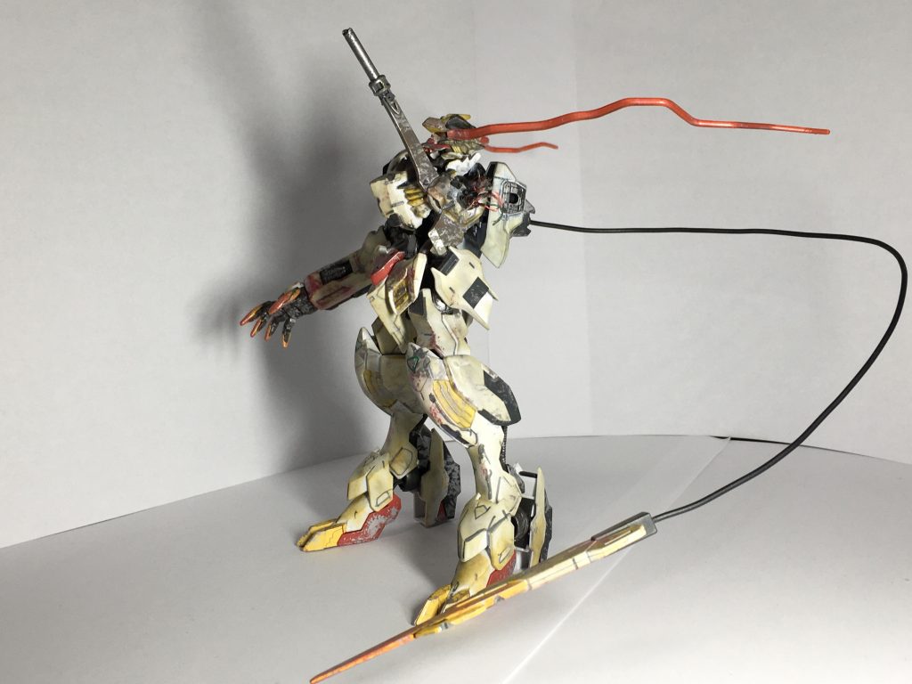 目のエフェクトはアトラスガンダムの長いビームサーベルを拝借しました
壊れた左腕の部分から垂れてるコードは壊れた機械から拝借