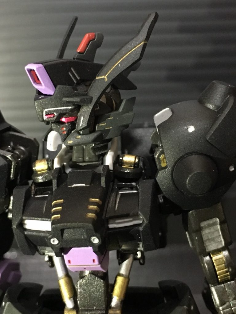 こだわりポイントの頭
頭部が特に好みだったので、趣味に全力疾走!
トサカ前面のセンサー中央なんか瞳孔みたいになってるし、目の上にあるセンサーなのかよく分からない部分のおかげで多眼に見えるので、マスクのスリットも赤くして正面から見ると9眼っぽくしてみようと思ったんです。見えるかはさて置き…
トサカは赤を入れて目を引くようにしました。