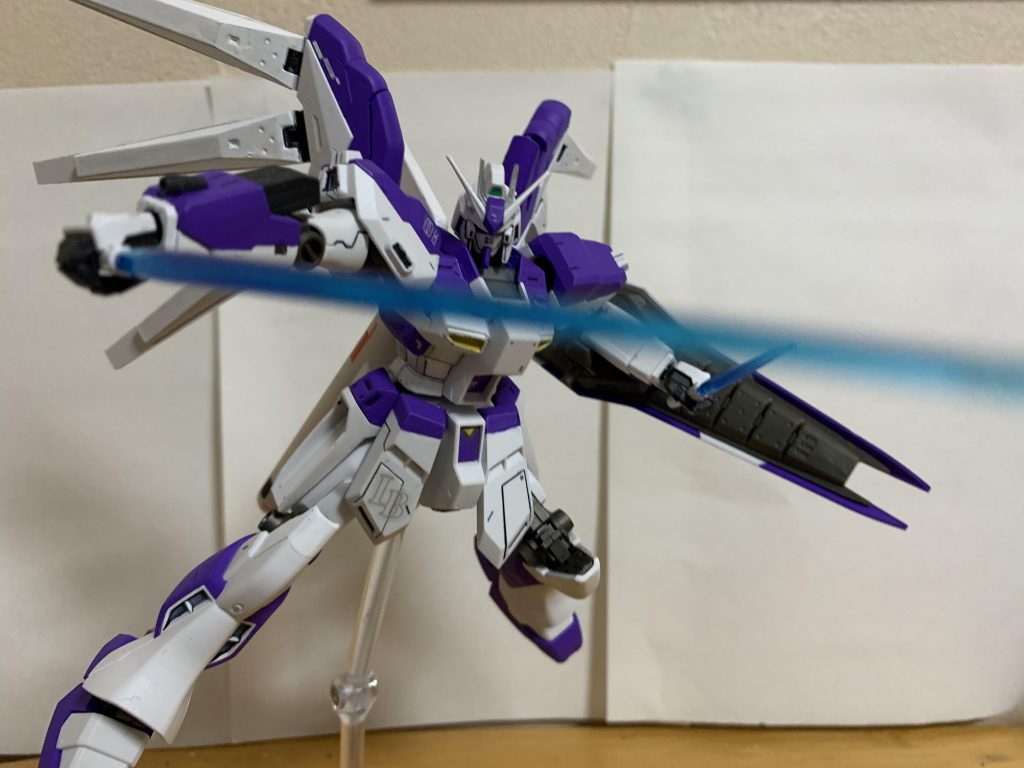 ビームサーベルで切り掛るHi-νガンダム