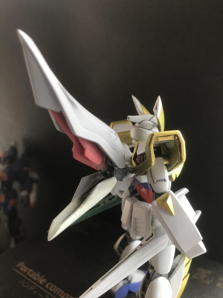 ミノフスキードライブのウイングは、メインに『HGCE デスティニーガンダム』のウイングを加工して、ウイング基部には『HG ダブルオーガンダム』のソードライフルを使用しています。