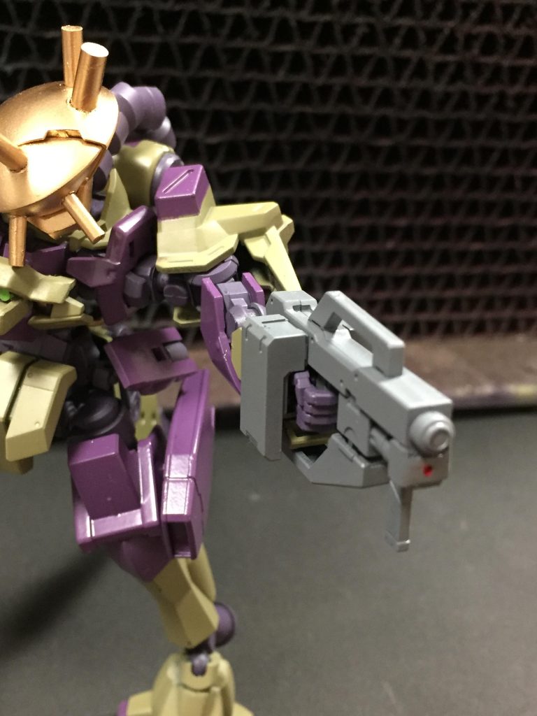 ショートマシンガン(ライフル？)
/ギャラルホルン製グレイズ純正の装備で弾倉を追加＆ショートバレル化した小回りの効く武装。