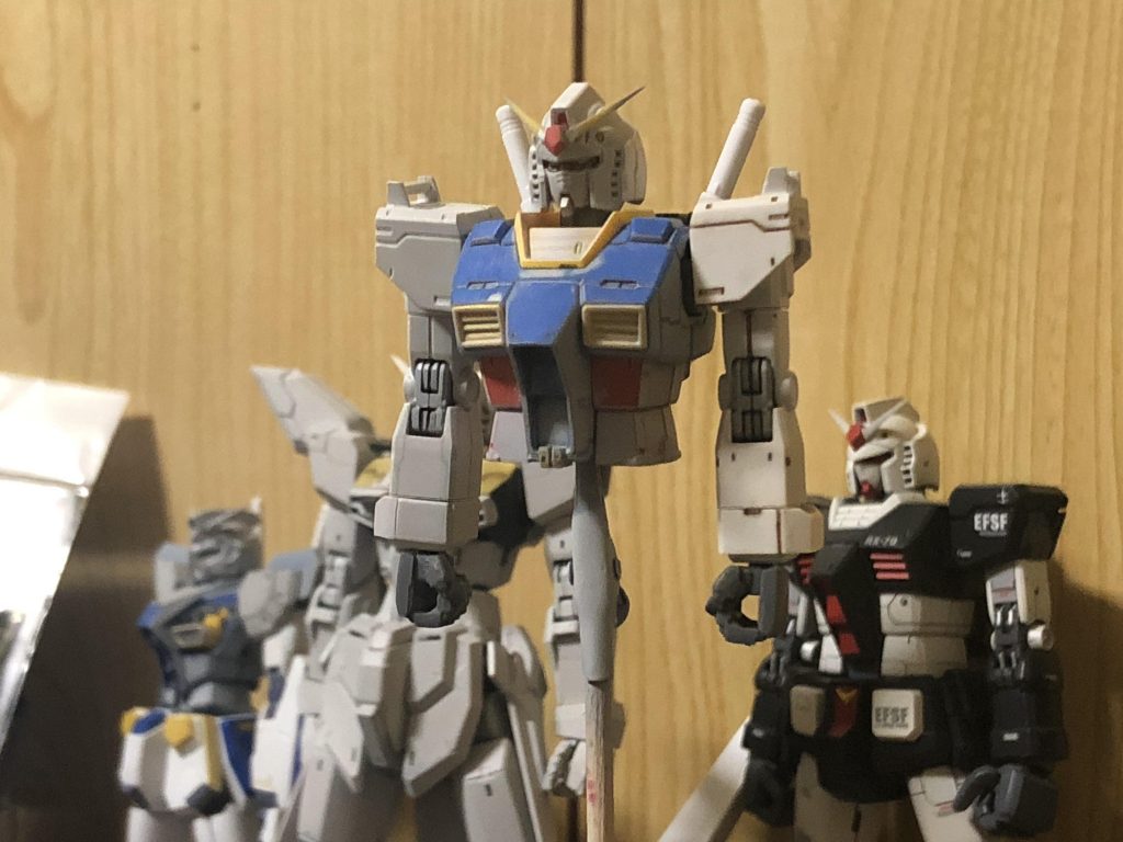 胸部にスジ彫り、腹部にフレーム状ディテールを追加。
オリジン版ガンダムは今までのRX-78とは違いコックピットの開閉方向が違うのでそこを意識したりしてます。