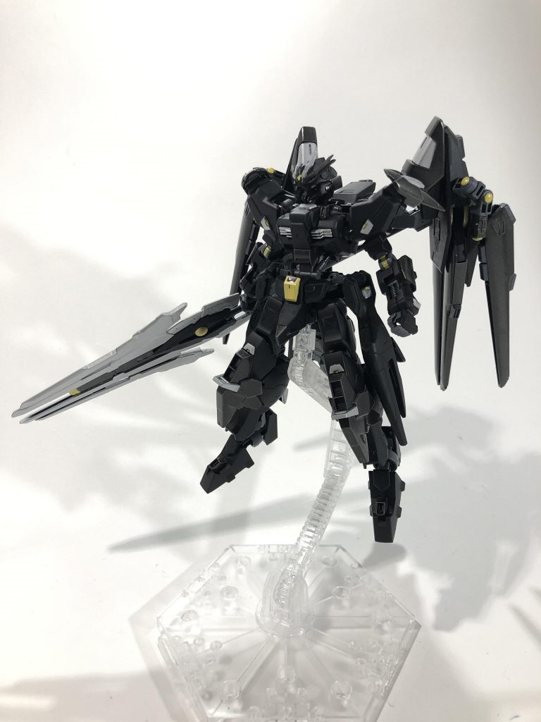 カレトヴルッフフェーダー改・「ロンスメキ」。クタンジスのメイン武装で、カレトヴルッフフェーダーをランスとして使用します。使用時は柄が伸縮します。
「ロンスメキ」はフランス語で「磁槍」のアナグラムです。