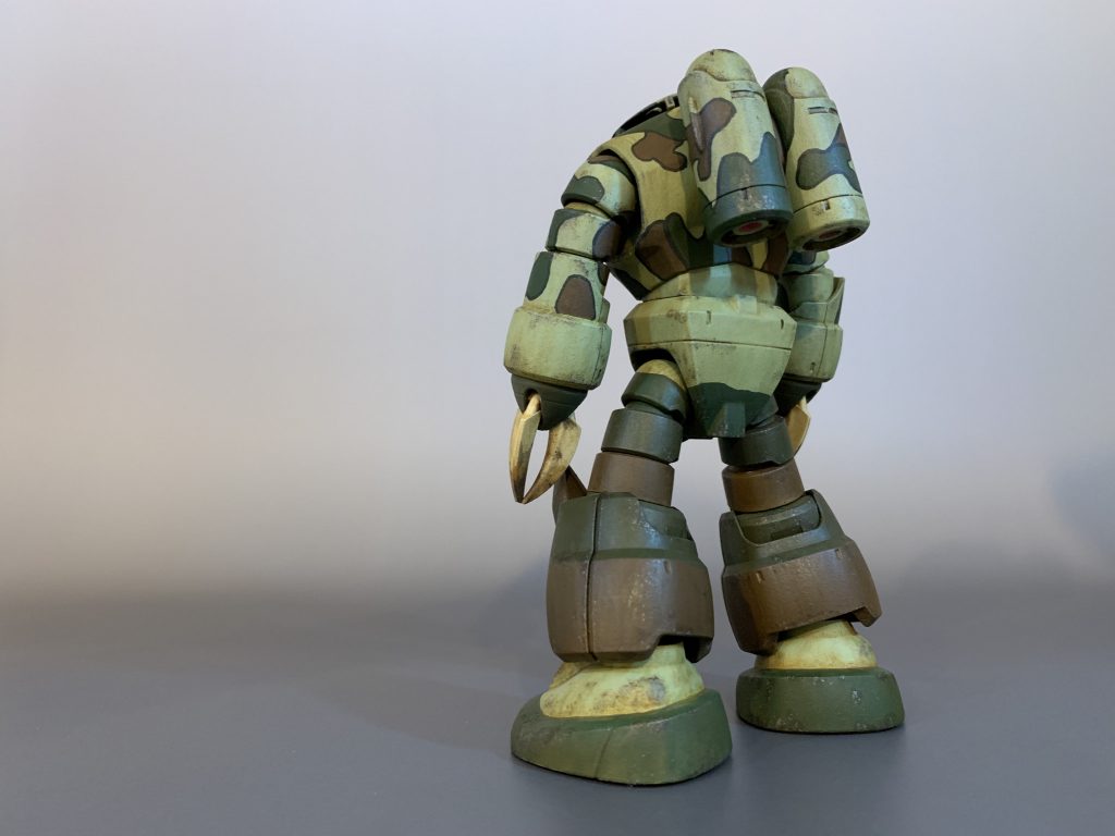 迷彩模様を縁取りしたおしゃまなズゴック。