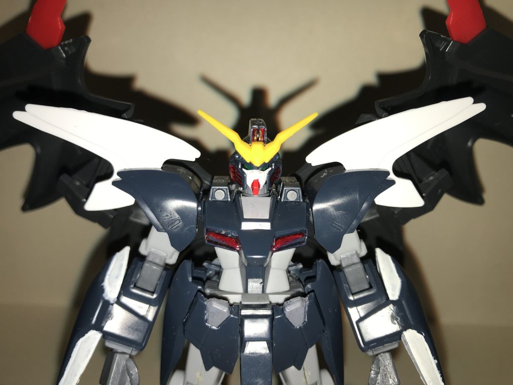 性能アンリミテッドエンジン本機の動力源であり、強化改修によって核エンジンから交換されている。引き続き、単独飛行が可能。幻惑効果改修前と同じように、各部には「電波・赤外線を吸収し、それらを紫色の粒子へと変換させる」特性を持っており、単に隠密性が高められているだけでなく、その変換した紫色の粒子を広域散布し、高機動と同時に周囲の空間上に本機の光学残像を形成する事で、強力な幻惑効果を発揮し、敵を攪乱できる。機動力・スピード改修前と同じく、高い瞬発力による回避・離脱速度の向上が重点に置かれており、単体でも高い機動力と運動性を誇る。そして、後述のアクティブクロークによって、その機動力はさらに高まる。攻撃能力改修前よりも遥かに凄まじいパワーを有しており、戦艦すらも軽々と片手で持ち上げてしまうほど。防御力・耐久性後述のアクティブクロークに頼らずとも、単体でも装甲やフレーム自体はかなり堅牢であり、陽電子砲やダインスレイヴに何度も直撃して、全身ひび割れ状態になっても、戦闘の継続が可能なばかりか、機体全高に匹敵する長物であろうハイパービームサイズを片手で軽々と振るい、連続で必殺技を撃ち放つ荒業を披露できるほど。