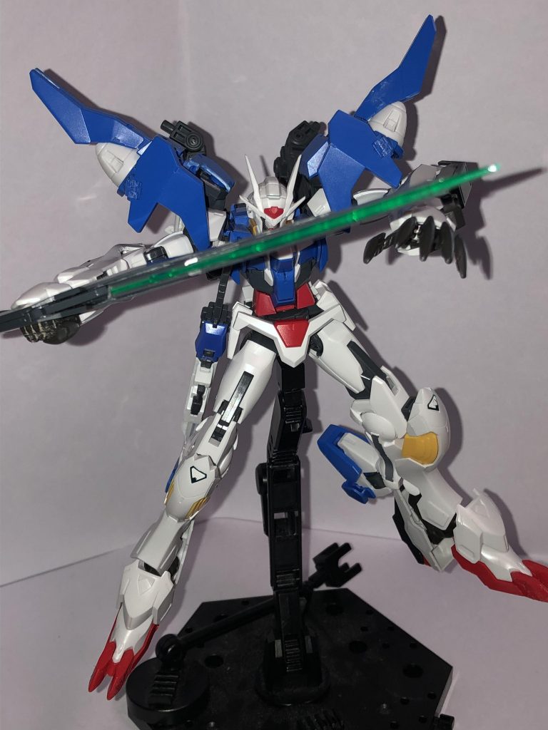 大剣を持ってる状態で1枚。先程の様な獣の如き荒々しいポーズも良いですが、元の人の様に剣を携えて戦う姿も様になります！
因みにこの剣はダブルオースカイの大剣の先を外して、空いたスペースにエクシアリペアのGNソードの刃を接着してます。