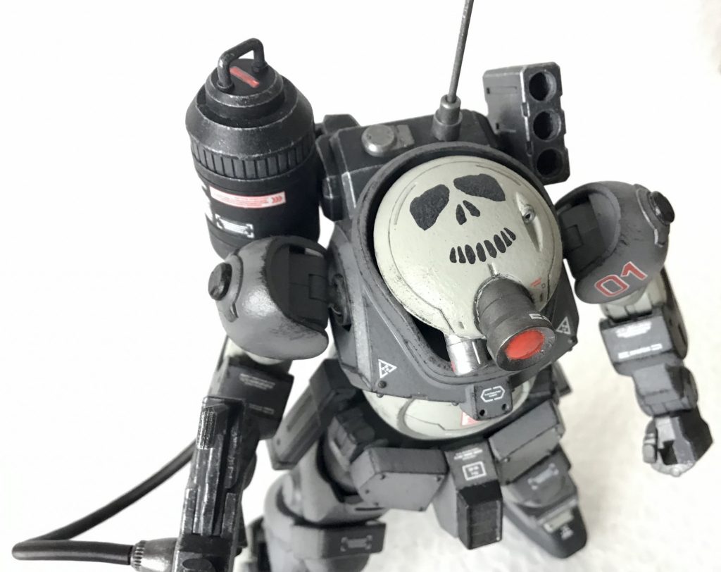 頭頂部にはスカルを。マシーネンのデカールを使いました。