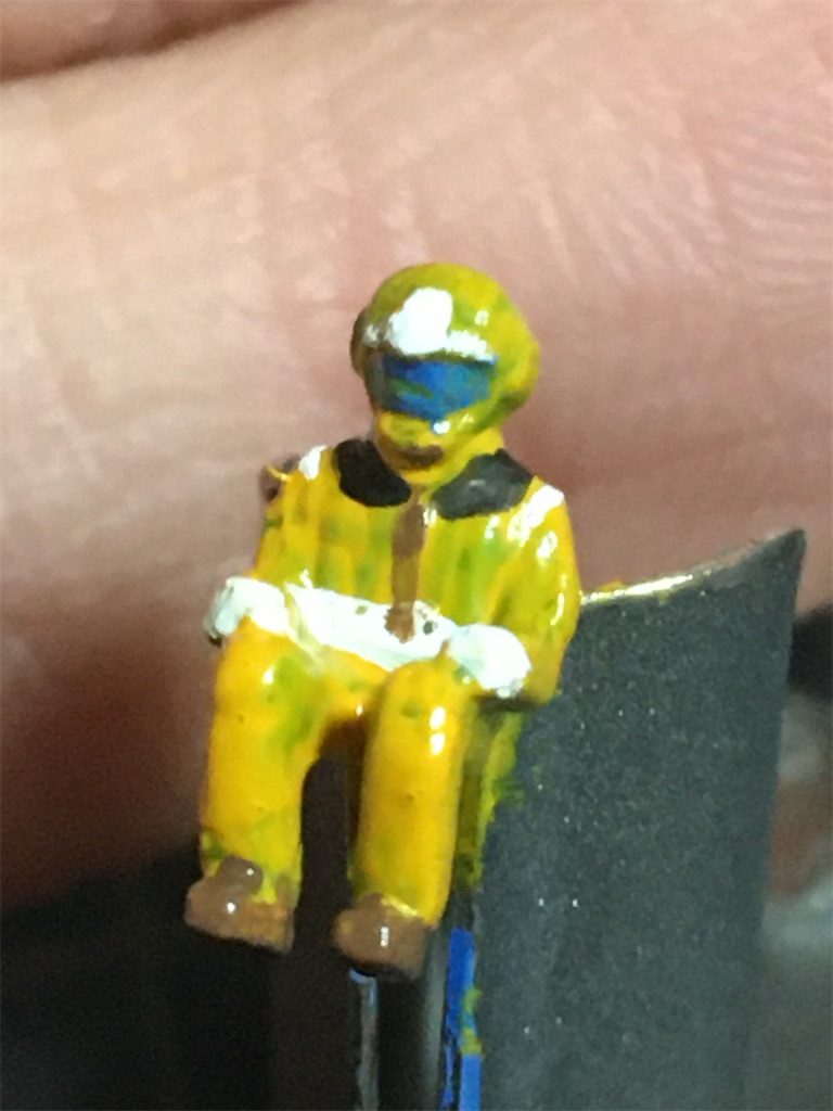 パイロットも塗装。
もちろん初めてなんですが難しい…