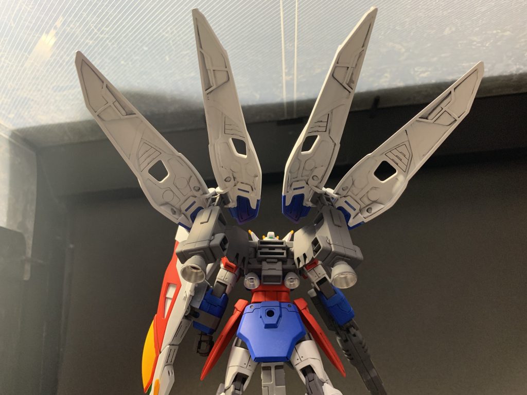 特徴的なウイングを展開した時にバーニアの内部がキラッと目立つ様にポイントでシルバーに塗装しました。と言っても簡単フィニッシュでフォーアーティストマーカーで直に塗ってます。