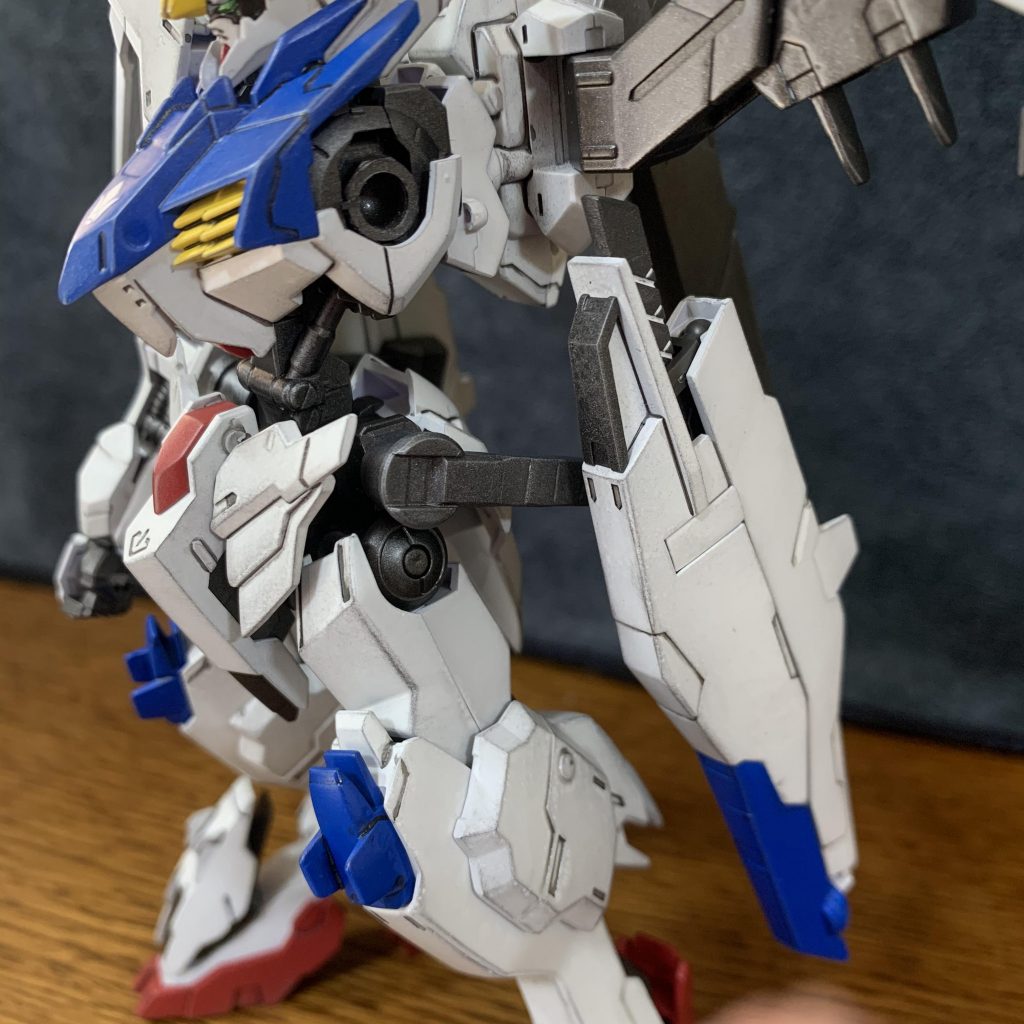 サイドバインダーがあるとかなりポージングに制限が出るので、基部を1センチ程延長して背後に回せるようにしてみました。