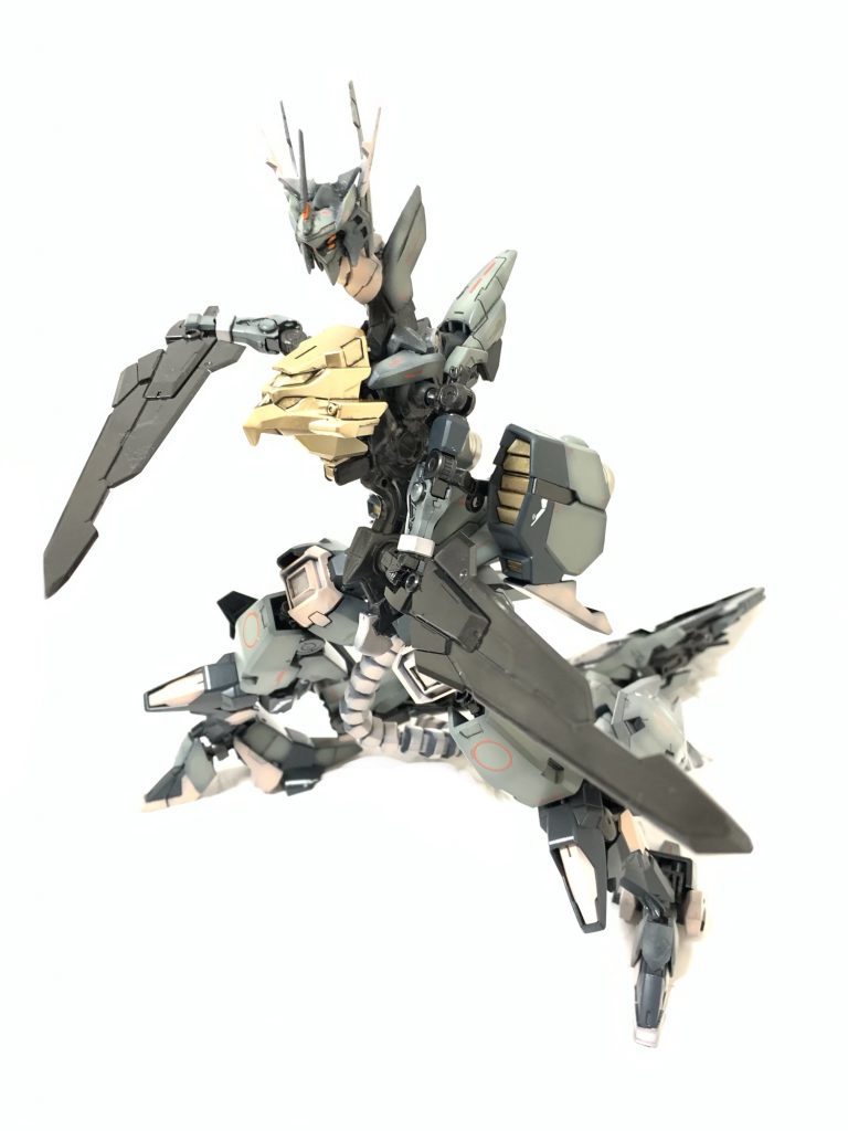 アームソードの一部はこの形態の時の手持ち武器として機能し、近接格闘においても隙がない仕様となっています!