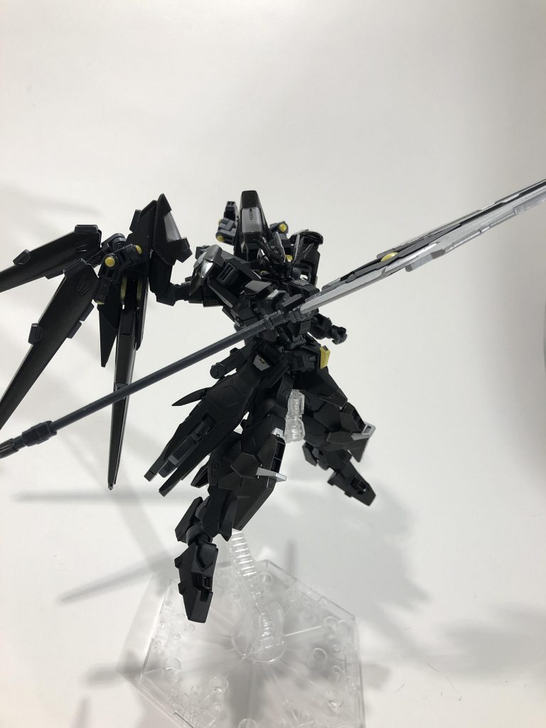 「ロンスメキ」・ランスモード。使用時に伸縮する柄は機体の全長よりも長くなるため、使用者の技量が問われるものになっています。