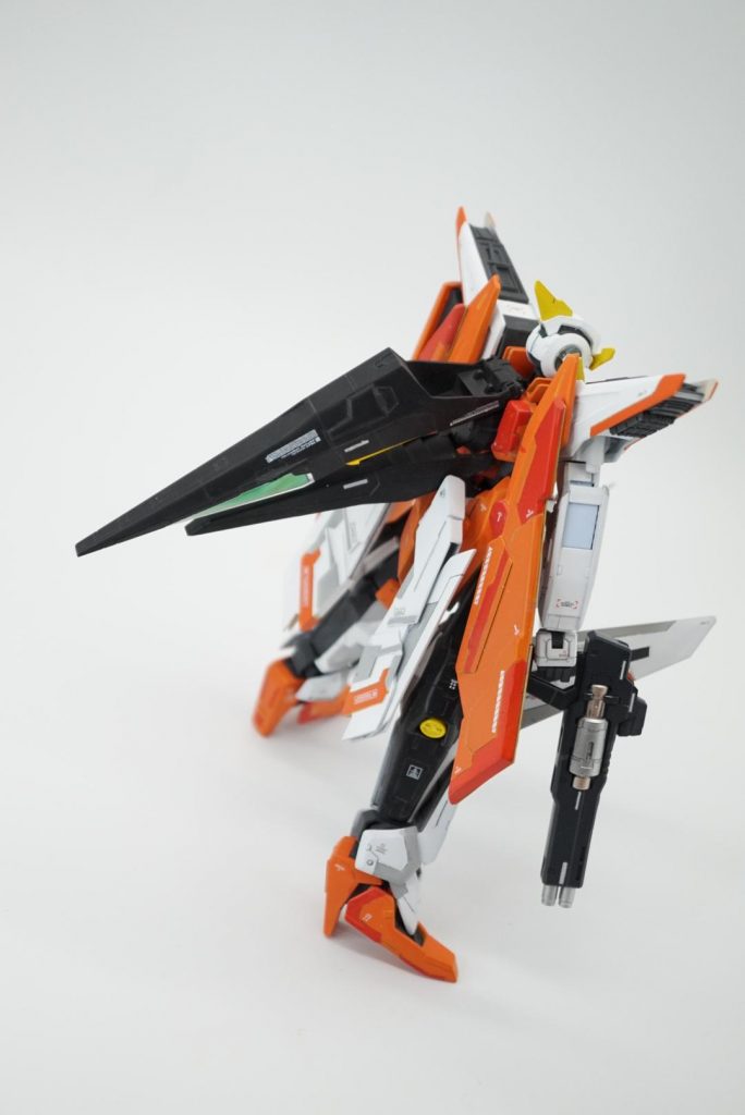 リアが寂しかったので腰に展開式ウイングをプラ板で追加
肩からぶら下がってる装甲も大型化してます。