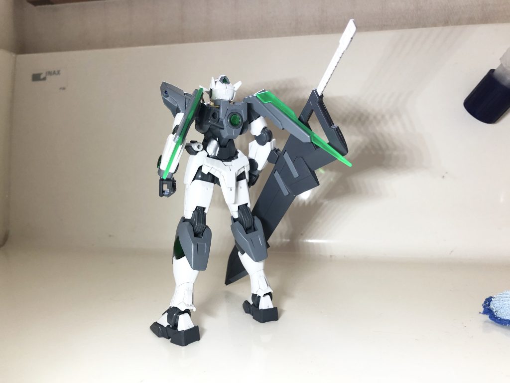 肩部装甲裏側にソードビットを装備
クアンタの特徴であるバインダーをオミットし1基のGNドライヴで運用される