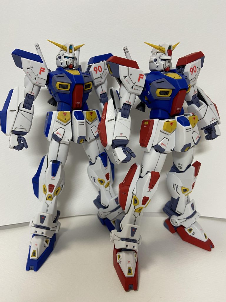 いきなり1号機と2号機の違いから
（1号機の額パーツがどっかにいってしまって注文してます…）
カラーリングの違いはハードポイントカバーだけかと思いきや、膝や足部も赤になっています