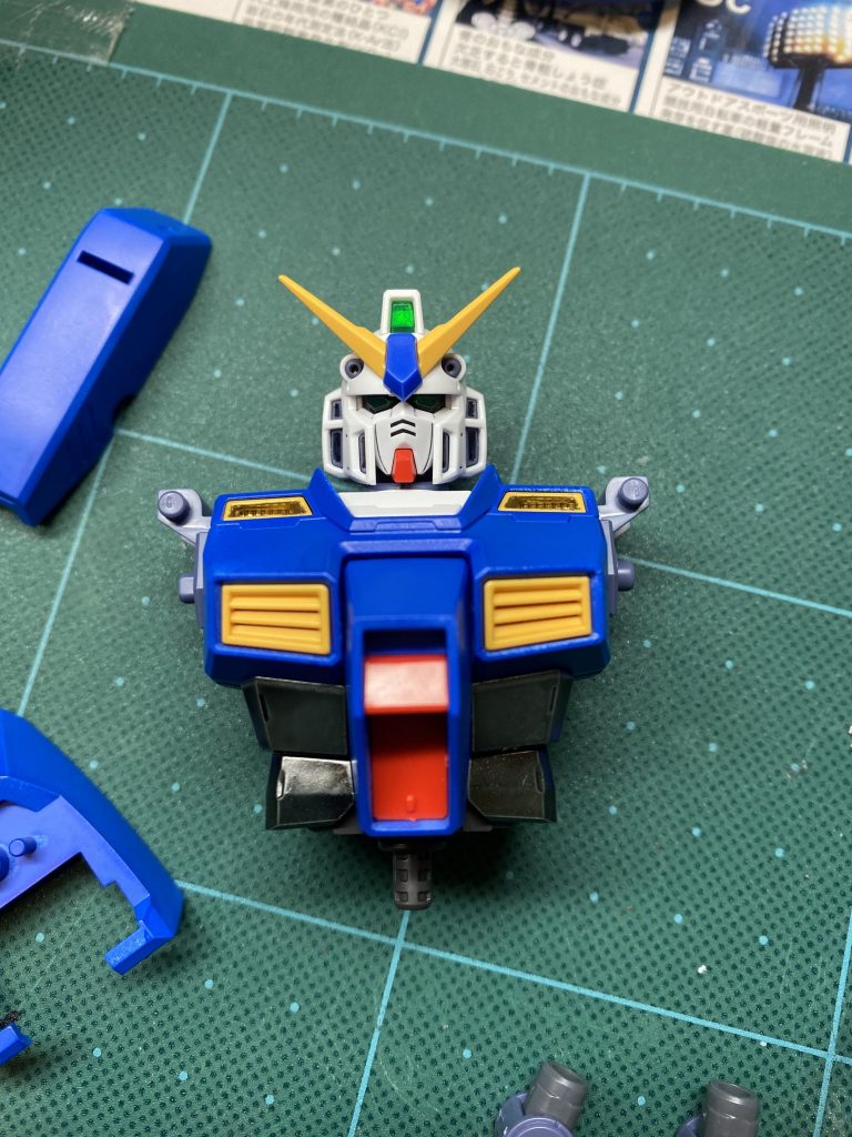 素組みよりも、青の色味が良くなったように感じます。ツインアイ下部の外枠は、グレーでスミ入れしました。自分はツインアイはシールではなく、目の部分以外を黒の油性ペンで塗る派なのです…