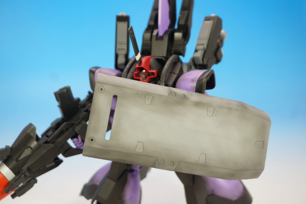 盾:大型シールド
機体を覆い隠すような大盾は、突貫の際に敵の射撃に被弾しても、ある程度耐えることができる。