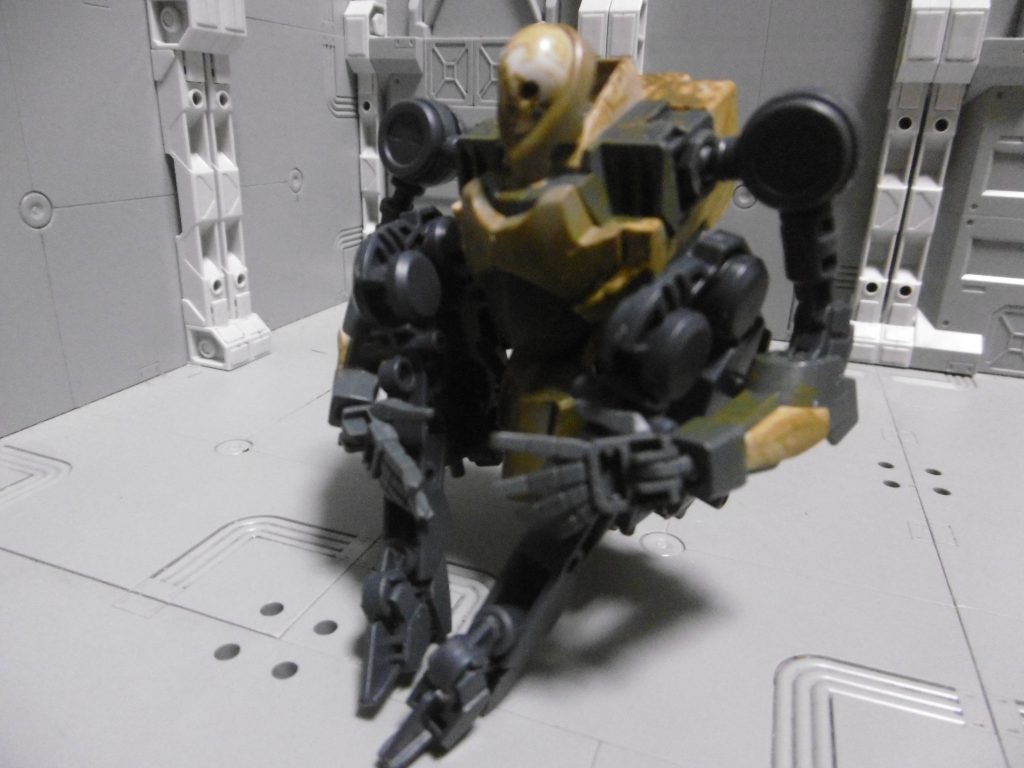 まずは体勢を低くし、丸くなって物陰に隠れます。