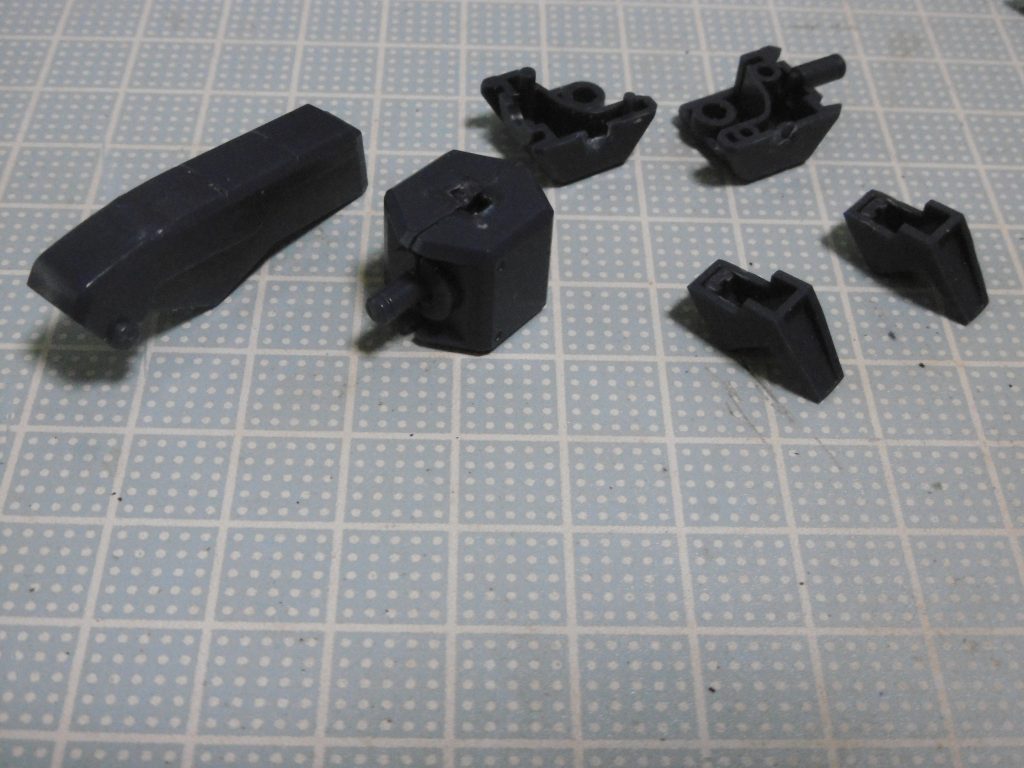 百錬のパーツからダボやラッチ等の不要箇所を切除。
ヤスリがけを全くしていませんが、デザインナイフ処理だけでもかなり目立たなくなりました。ツヤ調整後には何処を削ったか分からない程。

百錬パーツの特にリアアーマー可動部はクリアランス的に塗装剥がれが懸念されたので、外装は百錬のみ成型色を残しています。内部メカも可動干渉が怖く、クリアランス処理をすると強度に影響が出そうだったので、今回は久々の部分塗装仕上げに至りました。