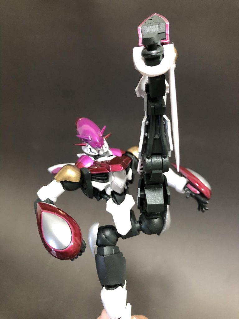基本フレームは鉄血系のキットを使ってるため可動域は非常に広いです。
脚はクーガーの1番の武器であり特徴なので
形状は少しこだわってみました。