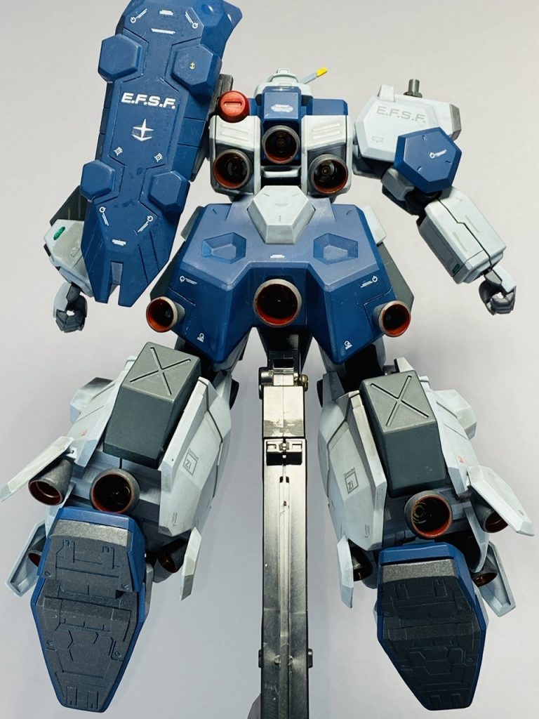 背面スカートにバーニアを３点追加しています。パーツ追加の他にも筋彫りやエアブラシ塗装、ウォッシング仕上げなど初めての試みが多く、失敗を繰り返しながら大変勉強になりました。