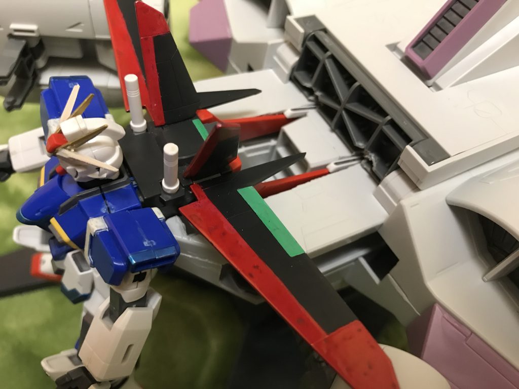 改造方法についてフォースインパルスガンダムエクストリームに接続する為に、一部切り取る事でスペースを確保し、実際に填め込む事ができました。また、背部のシルエットに填め込んだ事で、シルエットに固定されたインパルス本体は、アクションベースを用いる事なく、上手く浮遊させる事にも成功しました。