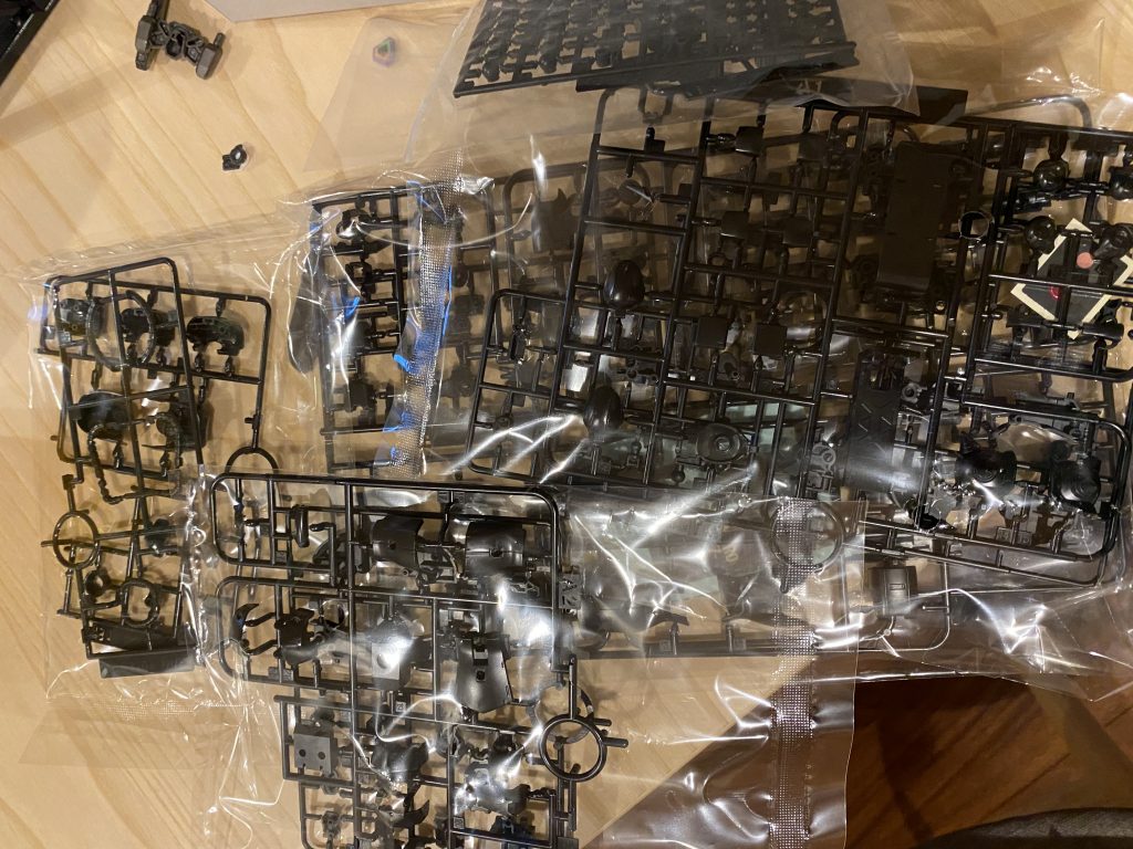 箱の中身はオリジン版シャアザクの黒色ランナーと