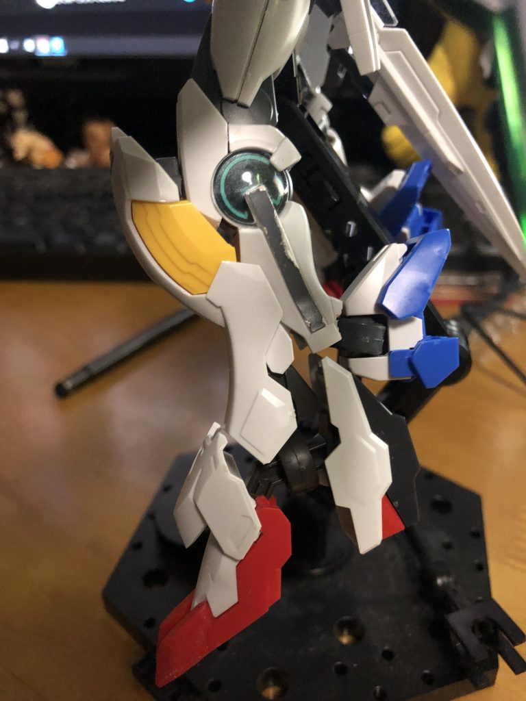 腕アーマーの構造としてはルプスレクスの腕の中身をスカスカにしてモナカ割りの要領で挟み込むだけです。
足アーマーに関しては、足先は後ろに曲げ、ダブルオーの膝には凸ジョイント、レクスの膝裏には凹穴を接着してあるのでそれらをくっつけて完成って感じです。足先のカラーも青から赤に変わりフォルムだけでなくカラーからもイメージが変わるかなと思います。何かしらふくらはぎ辺りを覆うものがあれば良いのですが…。