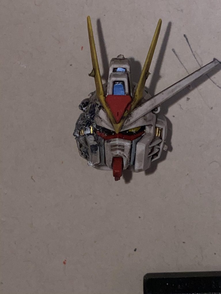 頭部。全体をウェザリングカラーでウォッシングした後にピンバイスなどで頭部を半壊させました。破損部の塗装はガンダムマーカーとウェザリングマスターを使っています。