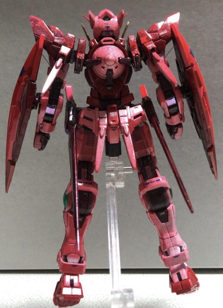 白の部分は真っ赤にするとつまらないなと思いパールクリア吹いてからのメタリックレッドを離して薄らと少しづつ吹きかけました!これも白から赤に変わるトランザムになるのをイメージ!