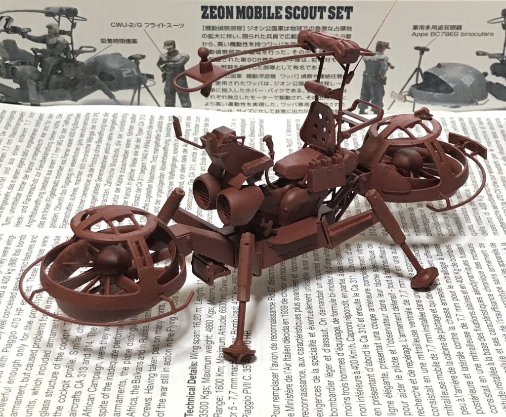 今回はレッドブラウンのサフにしました。
この上からグリーンを塗装し、剥がしました。