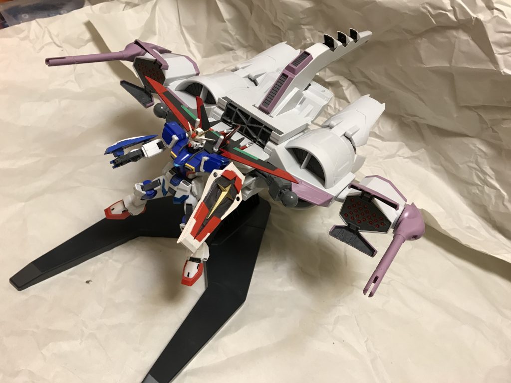 ウェポンアーム収納状態ウェポンアームは、粒子化した上でミーティア内部に収納できる為、ある程度の火力を維持したまま、プリズムソードとハイパーインパルスシールドを召喚して使用できる。この状態になると、ウェポンアームが無くなって軽量化される為、ただでさえ凄まじい機動力はマッハ1500にまで向上し、直線軌道での機動力と加速性能に至ってはマッハ3000に達する。