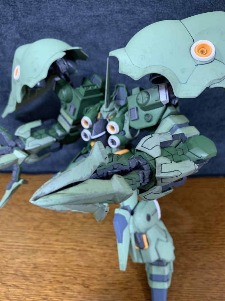 最大の改修点の大型武装碗は、先端のクローでの格闘戦の他、クロー基部中央にメガ粒子砲を搭載しており、遠近両方の戦闘で活躍する。
 前腕部の装甲には小型のIフィールド発生器が搭載されており、対ビーム兵器の防御兵装として利用することができる。