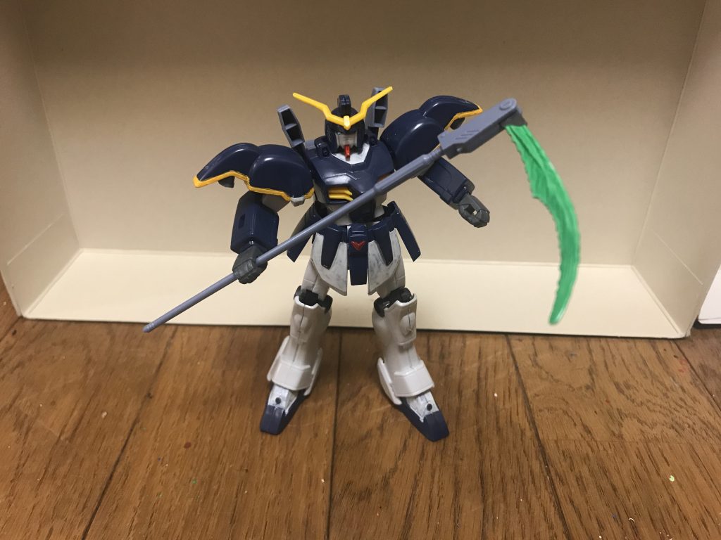 ビームサイズ本機の主兵装であり、水中でもいっさい減衰しないほどの高出力を誇り、ナノラミネートアーマーをも一刀両断できる。ビーム発振器の角度変更により槍の形態に出来る。