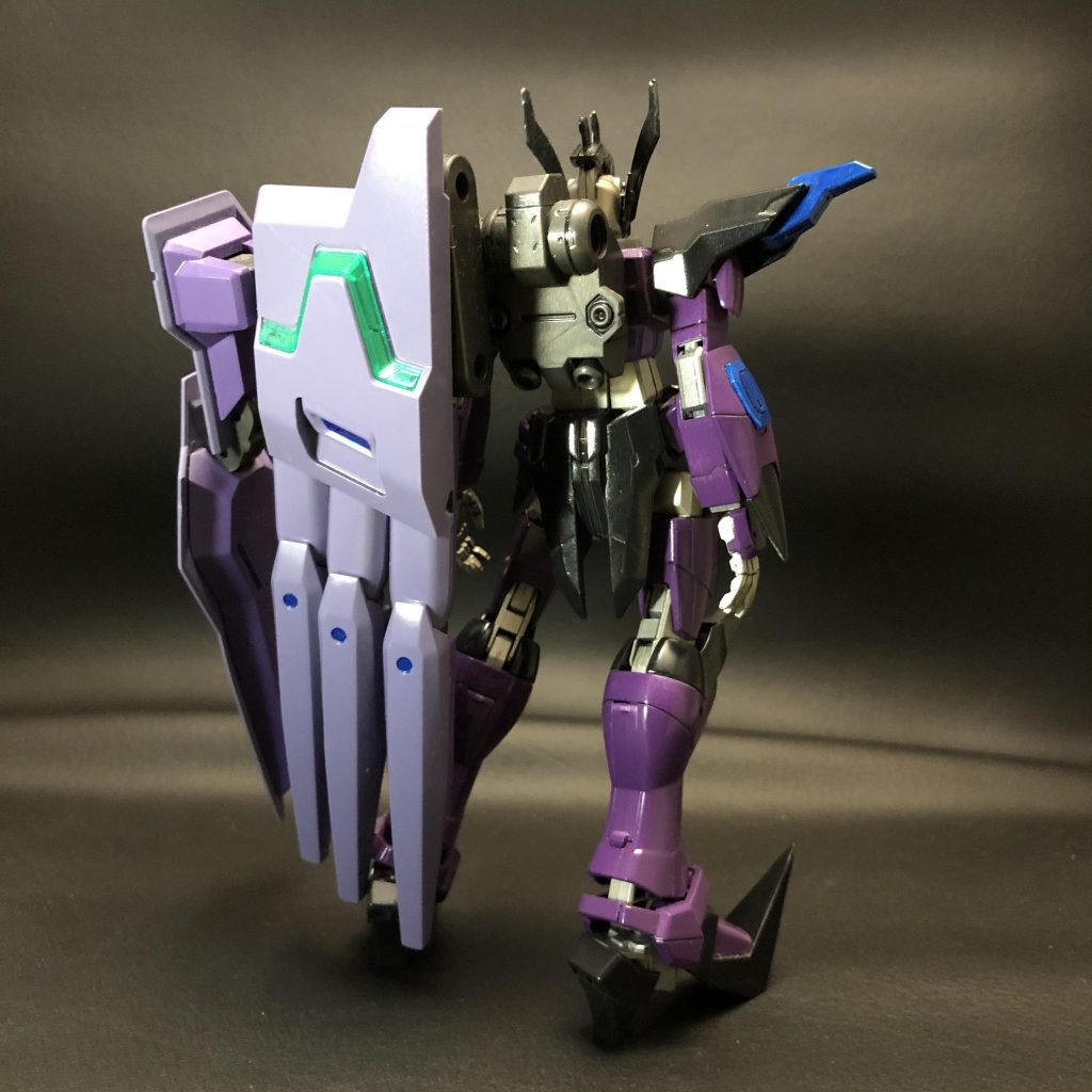 リア
色は全体的に飛鳥さんのイメージカラーである濃い目の紫をベースにし、薄紫を追加
各所に≪偶像≫のフラグメントをイメージした黒とメタリックブルーで塗装をしています
今回はキレイめに仕上げるため光沢でのフィニッシュ