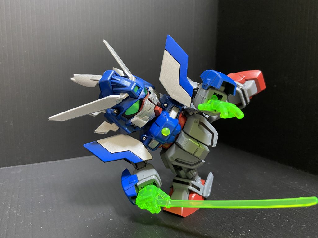 サイドアーマーに足を接続するという見たことない構造ですので、素晴らしい体幹の回し蹴りが出来ます。