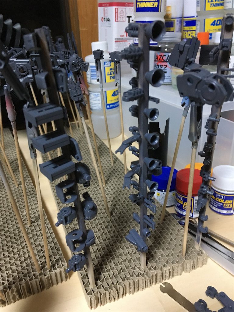 全パーツにヤスリがけ後、フレームにメカサフ。
背景が見苦しくて申し訳ないです…