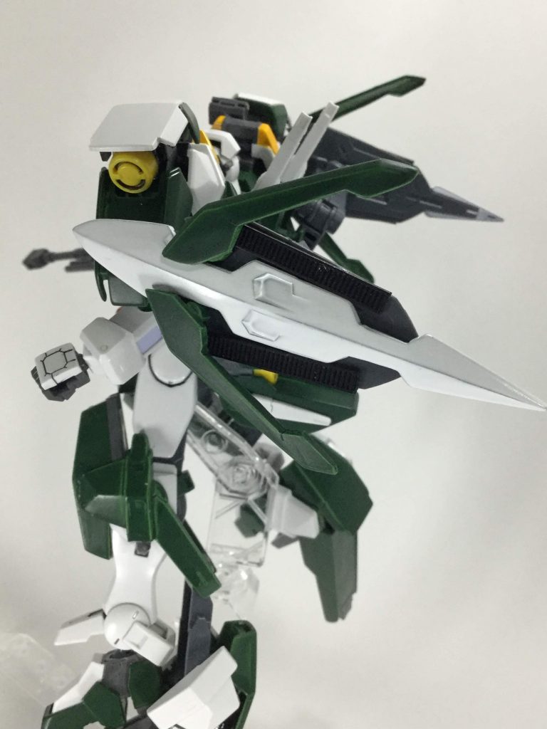 エクシアのシールドを基盤としており
加速時の機体を安定する役割、新たにGNフィールドを発生させる事が出来る