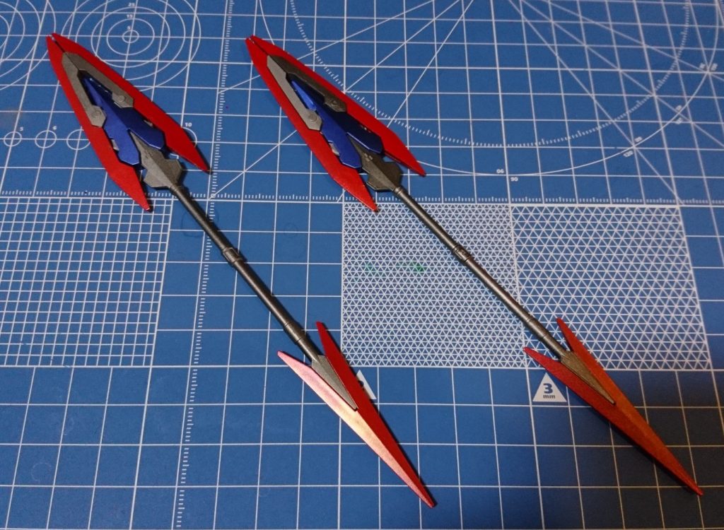 [ドレイクランス]
刀身はガンダムレッド。上からメタレッドをうっすら塗装しラメ表現。
柄はガンメタリック。先端基部だけメタバイオレットに。