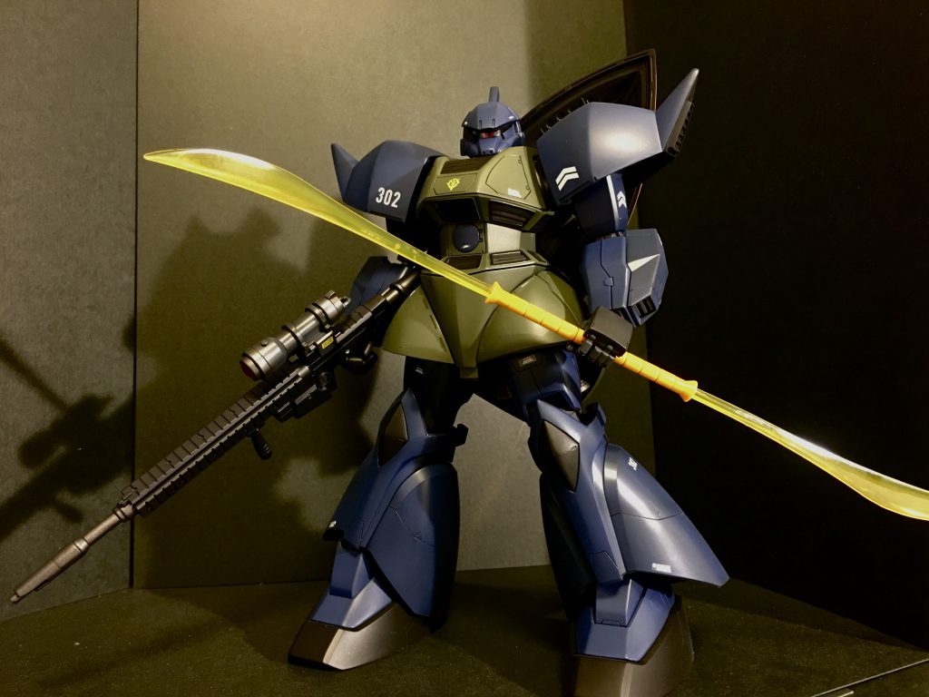 ゲルググと言ったらビームナギナタ!
このキット派手なポージングはやりづらいので素立ちメインです。