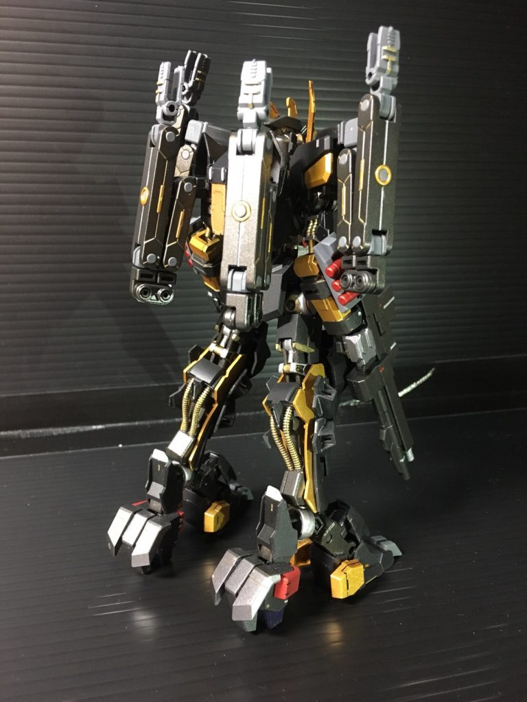 軽装状態
メインウェポンはショットガン
両肩とバックパックのサブアームに複数の武装を換装して戦います。
腕の側面に付いてる赤いのはショットガンのシェルです。
配色はバエルやフラウロスの感じから厄祭戦時はみんな白主体だったと仮定し、今回はそれを復元した仕様ということでこんな感じです。(グレモリーやアスタロトオリジンも当時は白で、現在運用するにあたって色が変えられたと勝手に思っています)
なので白バージョンもそのうちやりたい次第です!