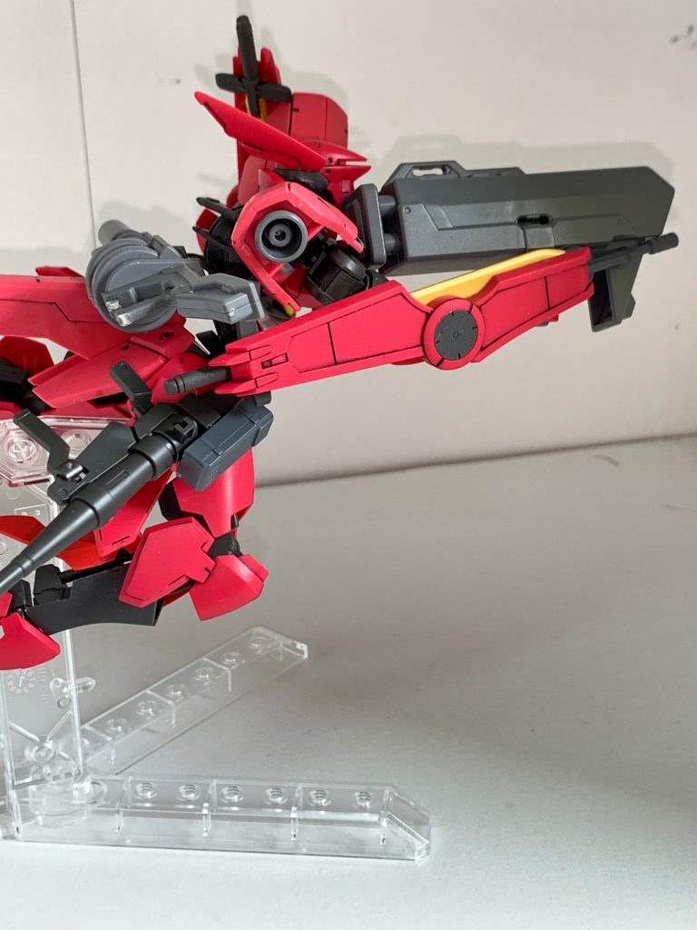 ショルダーアーマー、サイドアーマー、リアアーマー、脚部にスラスターを増設
サイドアーマーとリアアーマーにはジョイントが追加されてテイワズ系武装やライフル、予備マガジン等が装備できるようになっています