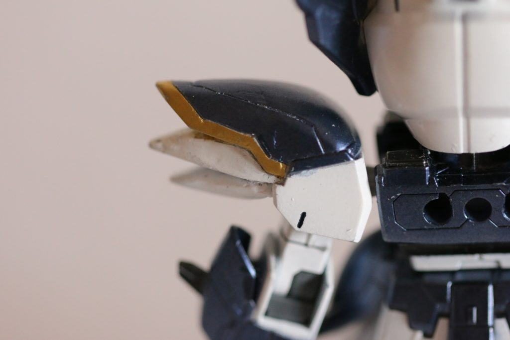 【肩部】
   バックショットで失礼なのですが、こちらは本来はがっつりと穴が開いています。ですが、全てパテで埋めました。

   ①余ったランナーを細切り
   ②穴に詰め込む
   ③パテで隙間を埋めつつ蓋をして成形

   この流れでいけば、大抵の場合は何とかなりますね。使用したのは「タミヤ エポキシパテ（速硬化タイプ）」です。コストパフォーマンスは抜群ですよ。