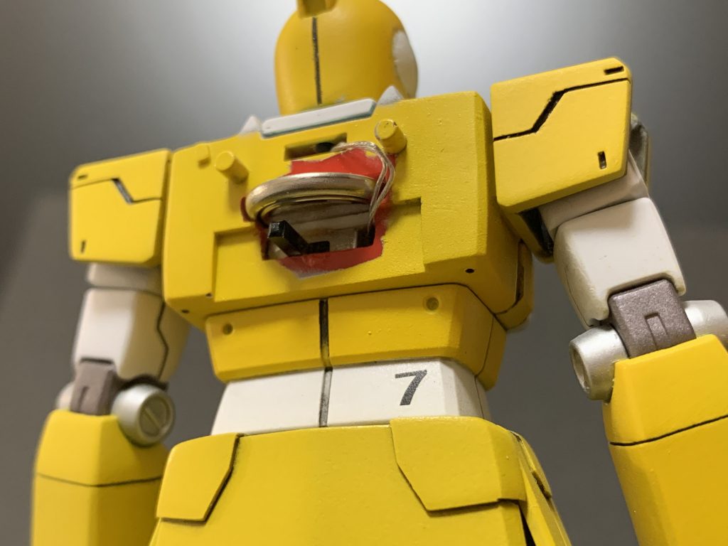 こんなふうにスイッチを埋め込んで、電池を変えられるようにしていたらスマートでしたね。
ですが私は頭部と胸部で2つLEDチップを使うことを忘れていました。電圧が足りず結局電池を変えるときは腰と胸を外さなければならなくなってしまいました。アホですね。